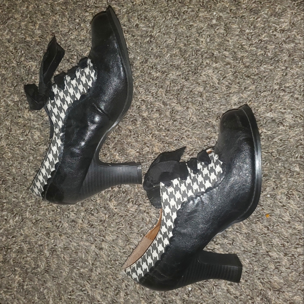 Black and houndstooth shoe